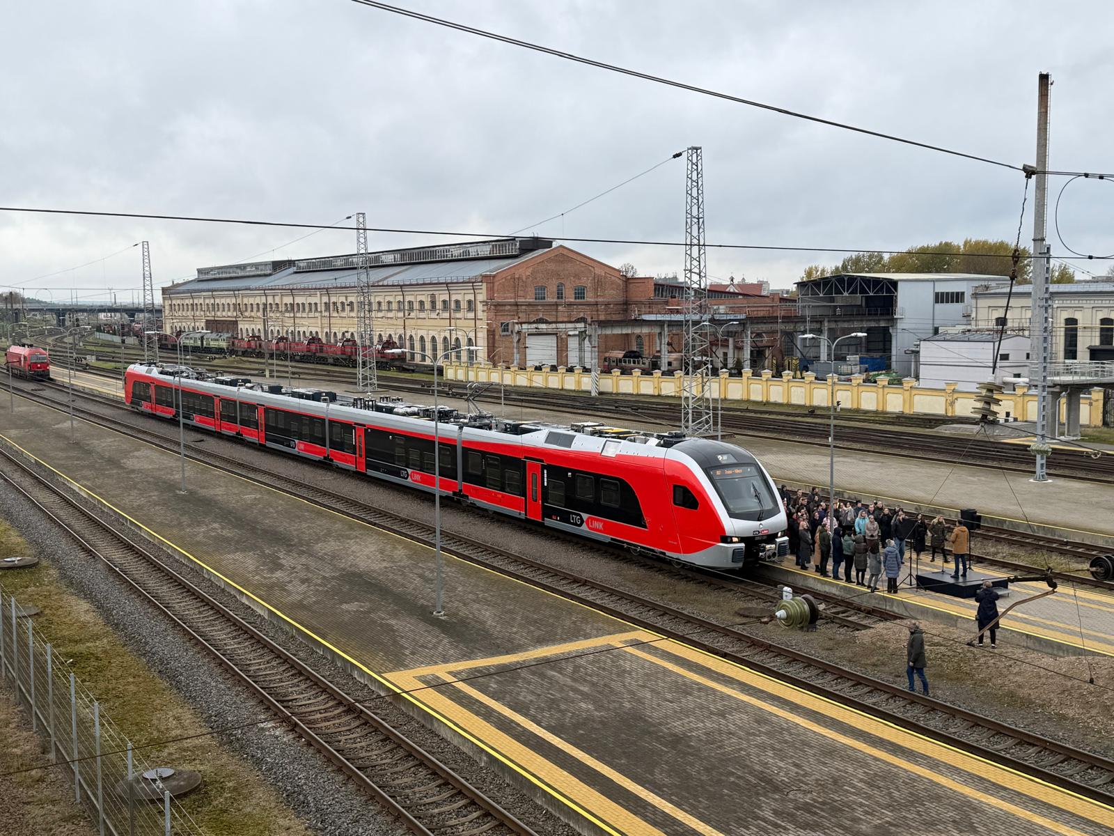 Lituanie : Les nouveaux Flirt 3 de LTG Link bientôt en service 1 Le Flirt 0952 001 est présenté aux officiels et à la presse en gare de Vilnius (28 octobre 2025) Crédit photo : Stadler Rail