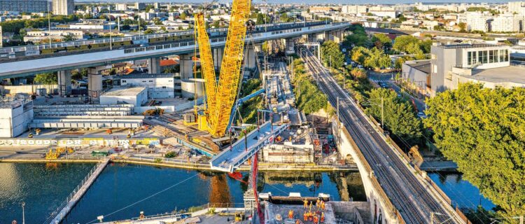 Encore un été de grands chantiers en Île-de-France 2 Cet été, sur la ligne du RER B côté nord (SNCF), les tabliers du pont-rail au-dessus du canal Saint-Martin à Aubervilliers ont été remplacés. (© NGE)