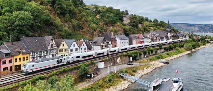 Allemagne : les Vectron Dual Mode de DB Fernverkehr en service 2 Le train ICE 2013 Cologne Hbf - Oberstdorf, assuré par la rame Talgo 230 ICE L n° 1808 encadrée par les Vectron Dual Mode 248 511-8 en tête et 248 512-6 en queue, est aperçu peu après la gare d’Illertissen sur la ligne non électrifiée Neu-Ulm - Memmingen (21 juillet 2026). (© Luc Levert)