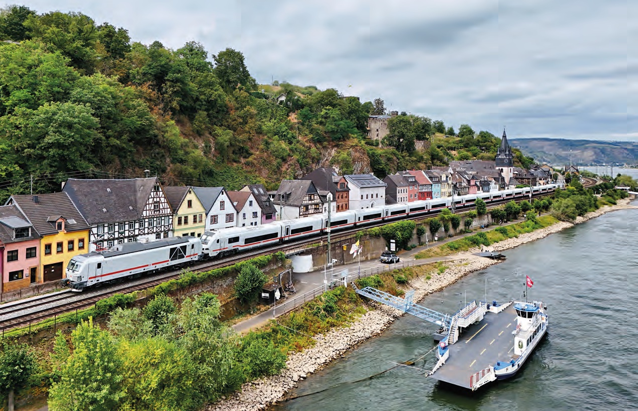 Allemagne : les Vectron Dual Mode de DB Fernverkehr en service 1 Le train ICE 2013 Cologne Hbf - Oberstdorf, assuré par la rame Talgo 230 ICE L n° 1808 encadrée par les Vectron Dual Mode 248 511-8 en tête et 248 512-6 en queue, est aperçu peu après la gare d’Illertissen sur la ligne non électrifiée Neu-Ulm - Memmingen (21 juillet 2026). (© Luc Levert)