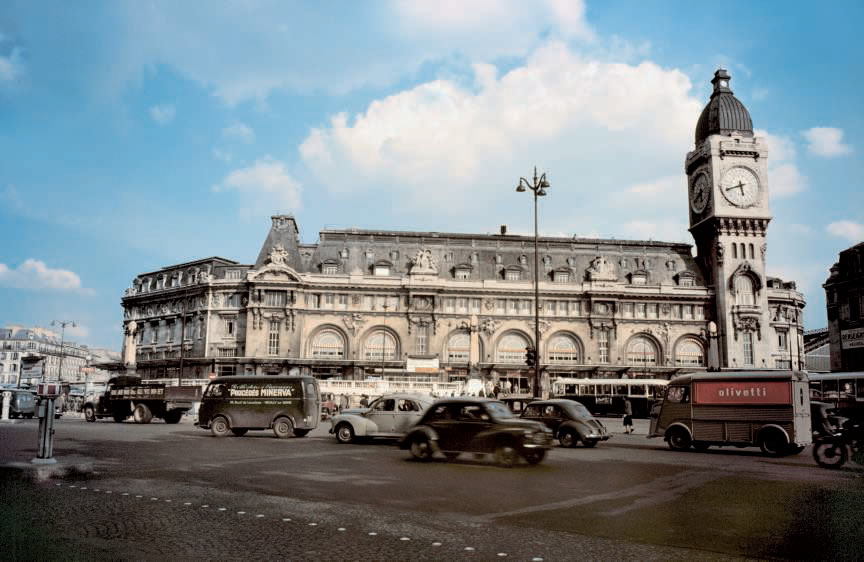 parvis de la gare de Lyon 03 Peugeot, 4 cv Renault et Traction Citroën