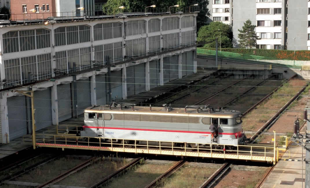 La BB 16051 sur le pont transbordeur