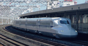 Fig. 4 : rame Shinkansen N700 japonaise avec géométrie frontale spéciale pour réduire l’effet du bang supersonique (Wikipedia).