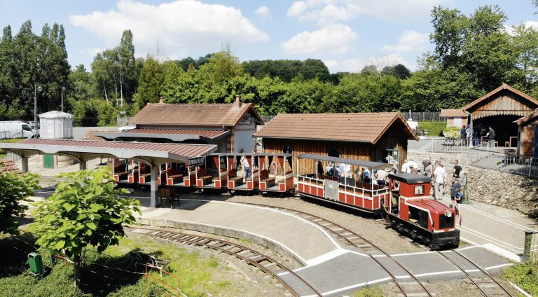 A Semur-en-Vallon, le bel été indien du Muséotrain 6 A Semur-en-Vallon, le bel été indien du Muséotrain