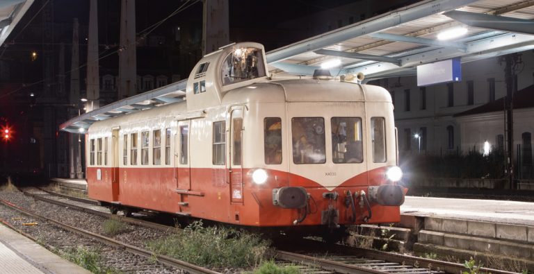 ABFC. Le Picasso X 4309 roule pour la Fête des Lumières 5 le Picasso de l’ABFC, reconnaissable grâce à sa cabine placée sur le toit et sa livrée rouge et crème.