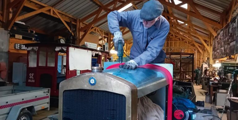 Patrimoine. Le Petit Anjou sur la bonne voie 1 Les bénévoles donnent de leur temps pour restaurer le matériel historique.