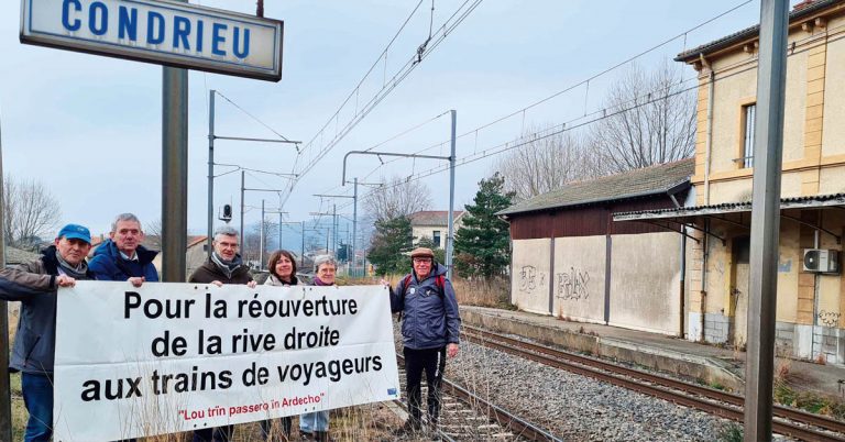 Rive droite du Rhône. Le tracé du Train en fête du 16 novembre 2025 est défini 6 Les militants de Cutpra et AterVR devant la gare de Condrieu (Rhône), qui devrait être l’une des étapes du Train en fête le 16 novembre 2025