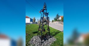 La sculpture installée sur la rue menant à la gare de Damelevières