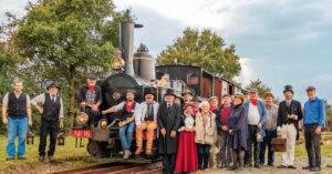 Lors des Journées Européennes du Patrimoine, le 3e week-end de septembre, c’est en costumes 1900 que les bénévoles du Petit Anjou reçoivent les visiteurs. Jacky (en costume avec canne et haut-de-forme) et Bruno (à sa droite, en blouse blanche) incarnent respectivement le comte Jules-Albert De Dion et son associé Georges Bouton. Photos © AAPA