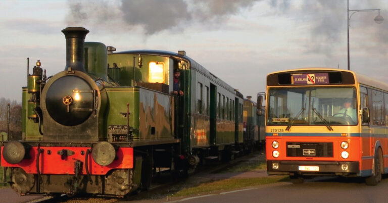 Locomotives à vapeur et autobus belges se côtoieront durant deux jours, les 3 et 4 mai, à Eeklo dans la région flamande.