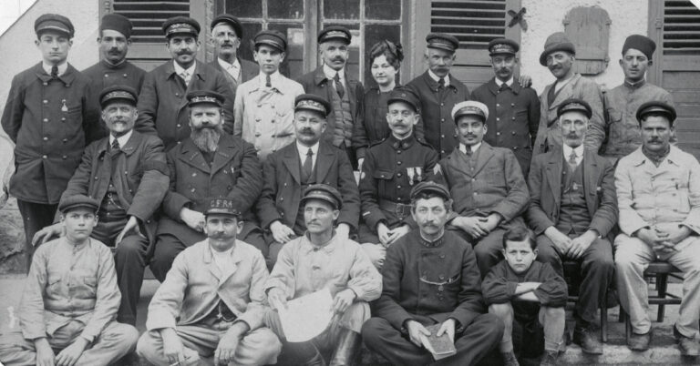 En Algérie, en 1910, des cheminots en gare d’El-Affroun, située au sud-ouest d’Alger, de la Compagnie du PLM