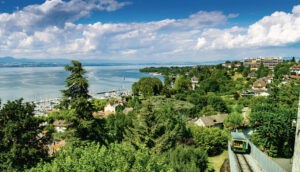 A Thonon-les-Bains, le trajet en funiculaire offre une superbe vue sur le lac Léman.