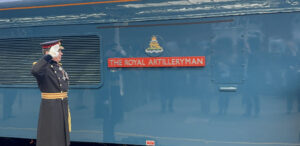 Sir Andrew Gregory devant la locomotive rénovée. Grande-Bretagne. Une locomotive met à l’honneur l’Artillerie royale