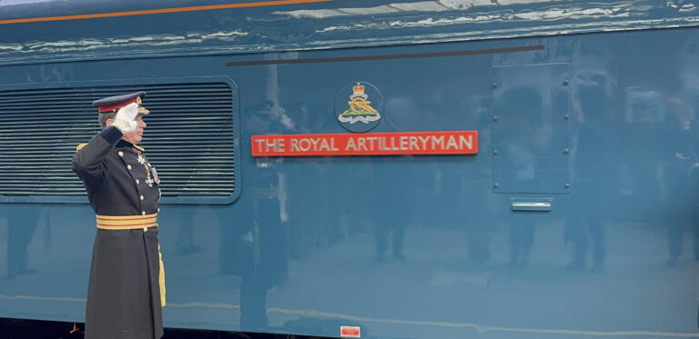 Grande-Bretagne. Une locomotive met à l’honneur l’Artillerie royale 8 Sir Andrew Gregory devant la locomotive rénovée. Grande-Bretagne. Une locomotive met à l’honneur l’Artillerie royale