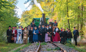 Les bénévoles du CFHVS en costumes de l’époque 1900 devant la Suzanne.