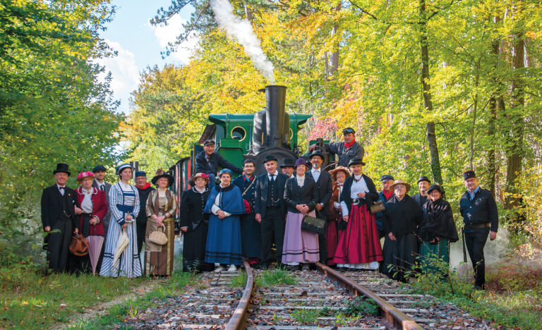 Les bénévoles du CFHVS en costumes de l’époque 1900 devant la Suzanne.