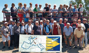 Réunis pour leur assemblée générale en Camargue, les adhérents de l’ACTGV, accompagnés de leurs épouses.