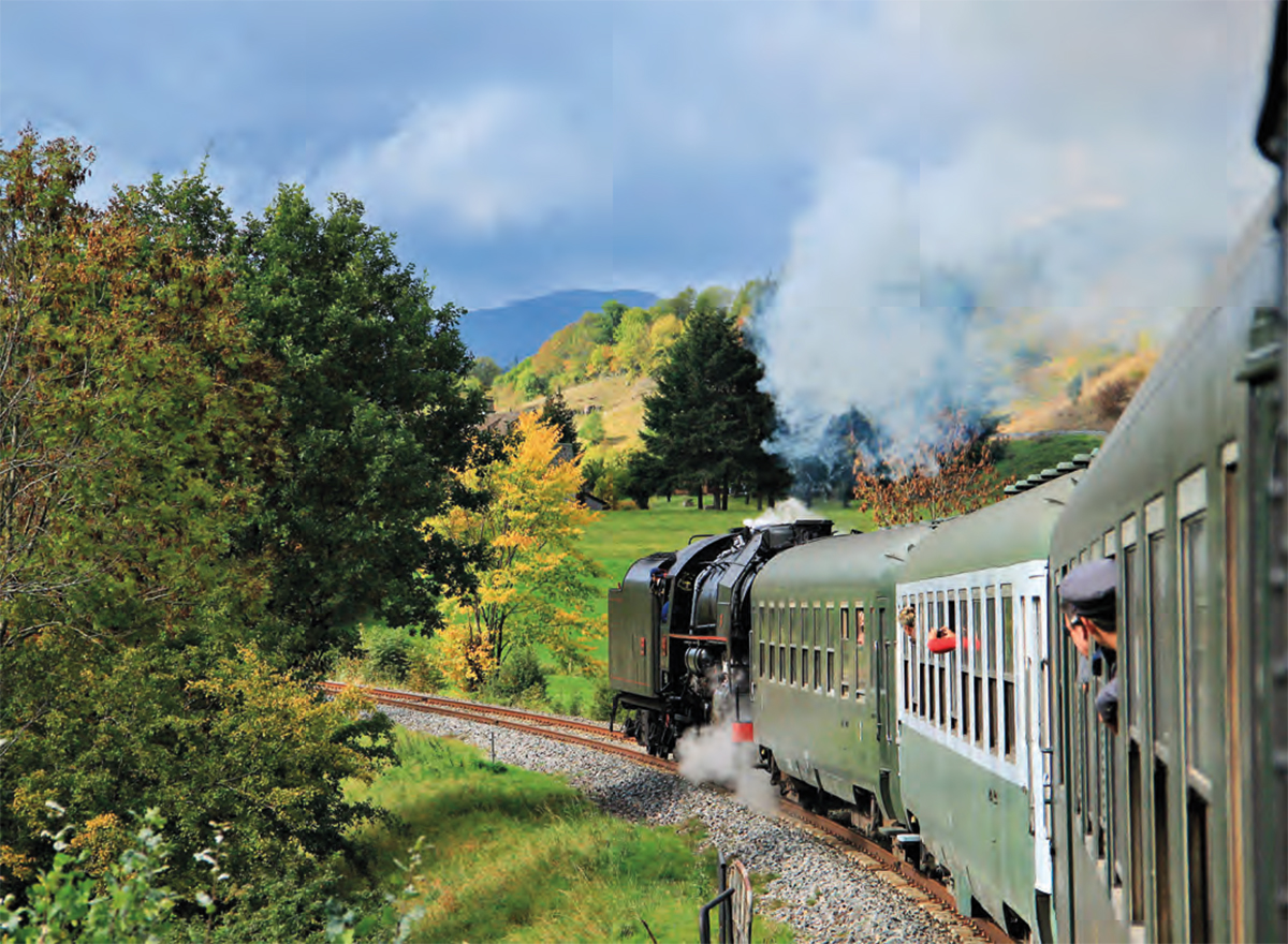 Photographié il y a plusieurs années, le train de l’association Train à Vapeur d’Auvergne-141 R 240. Le convoi intègre la voiture DEV B9 dont le projet de rénovation a bénéficié du soutien financier (15 K€) de la MIF et de la Fondation du patrimoine