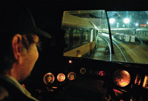 Aux commandes d’un train sur les voies de la gare d’Austerlitz.