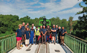 Le 5 juillet, pour le Train du cinquantenaire, une partie des membres du CFTT posent devant la Decauville n° 3, sur le viaduc de Salles enfin réparé.