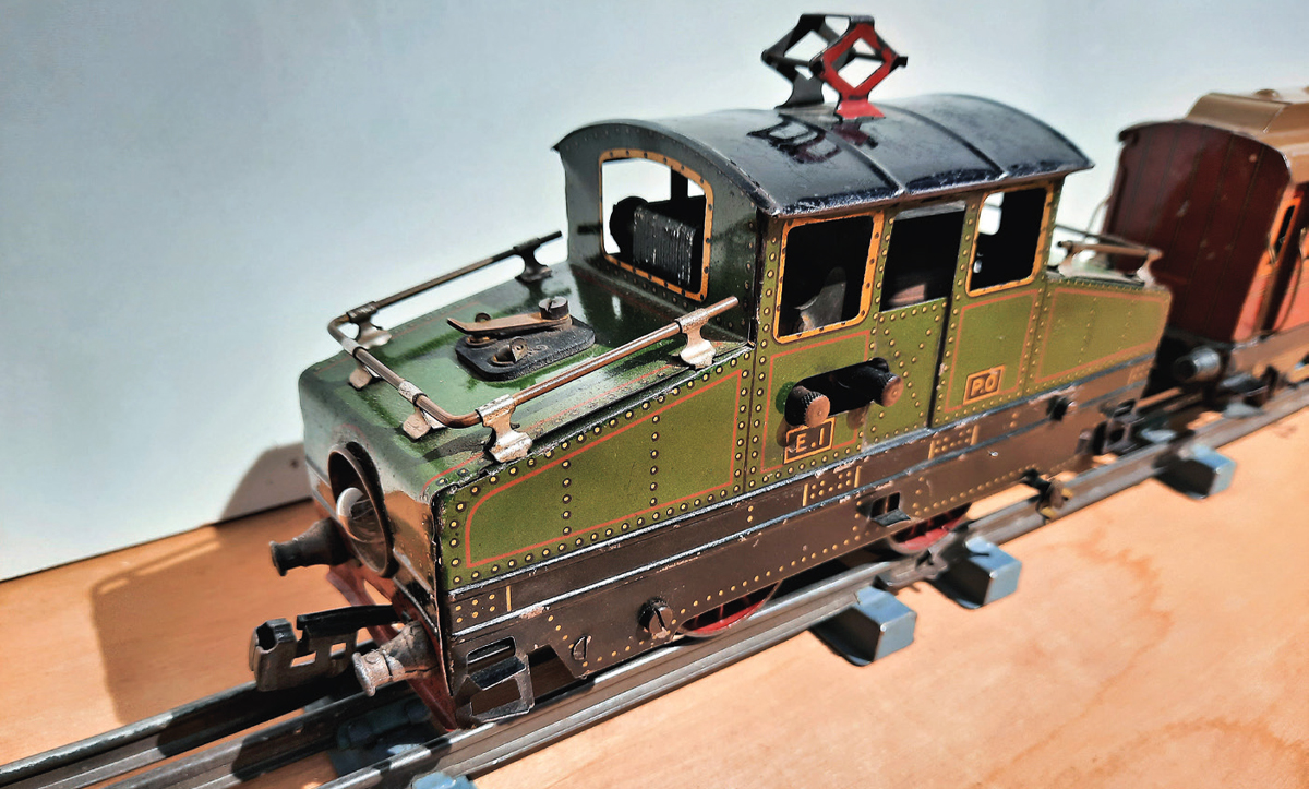 La locomotive EI PO en tête du train jouet commercialisé à partir de 1925 par J de P.