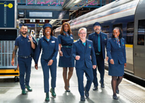 Avec la nouvelle collection, c’est la première fois que tous les employés d’Eurostar sur l’ensemble du réseau, en gare et à bord des trains, porteront le même uniforme, renforçant ainsi la cohésion visuelle des personnels de la compagnie ferroviaire.