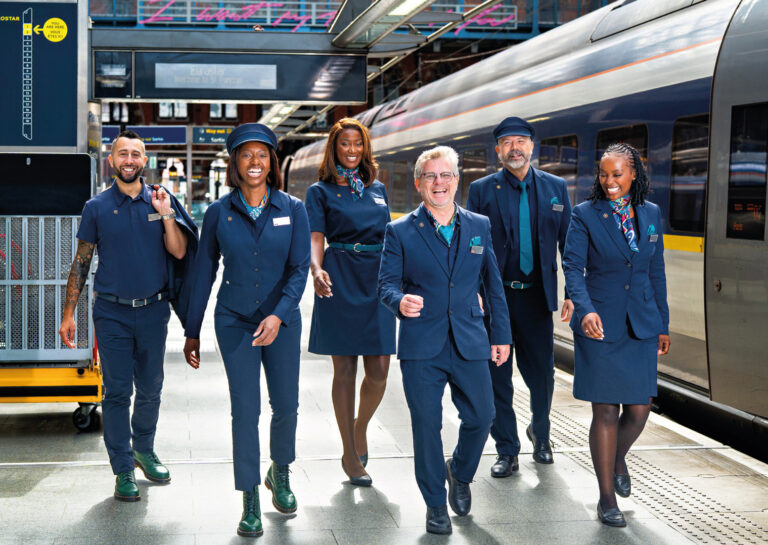 Avec la nouvelle collection, c’est la première fois que tous les employés d’Eurostar sur l’ensemble du réseau, en gare et à bord des trains, porteront le même uniforme, renforçant ainsi la cohésion visuelle des personnels de la compagnie ferroviaire.