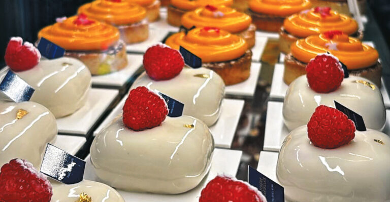 Témoignage. De la SNCF à la pâtisserie, le parcours inspirant de Pascal Guglielmi 20 La belle vitrine mise en place par Pascal Guglielmi et son équipe.