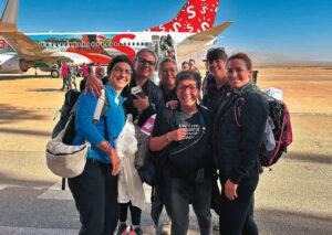 Céline Puyo (au centre) avec ses amies de l’association Battements d’Elles lors d’une course d’orientation au Maroc, le Rose Trip.