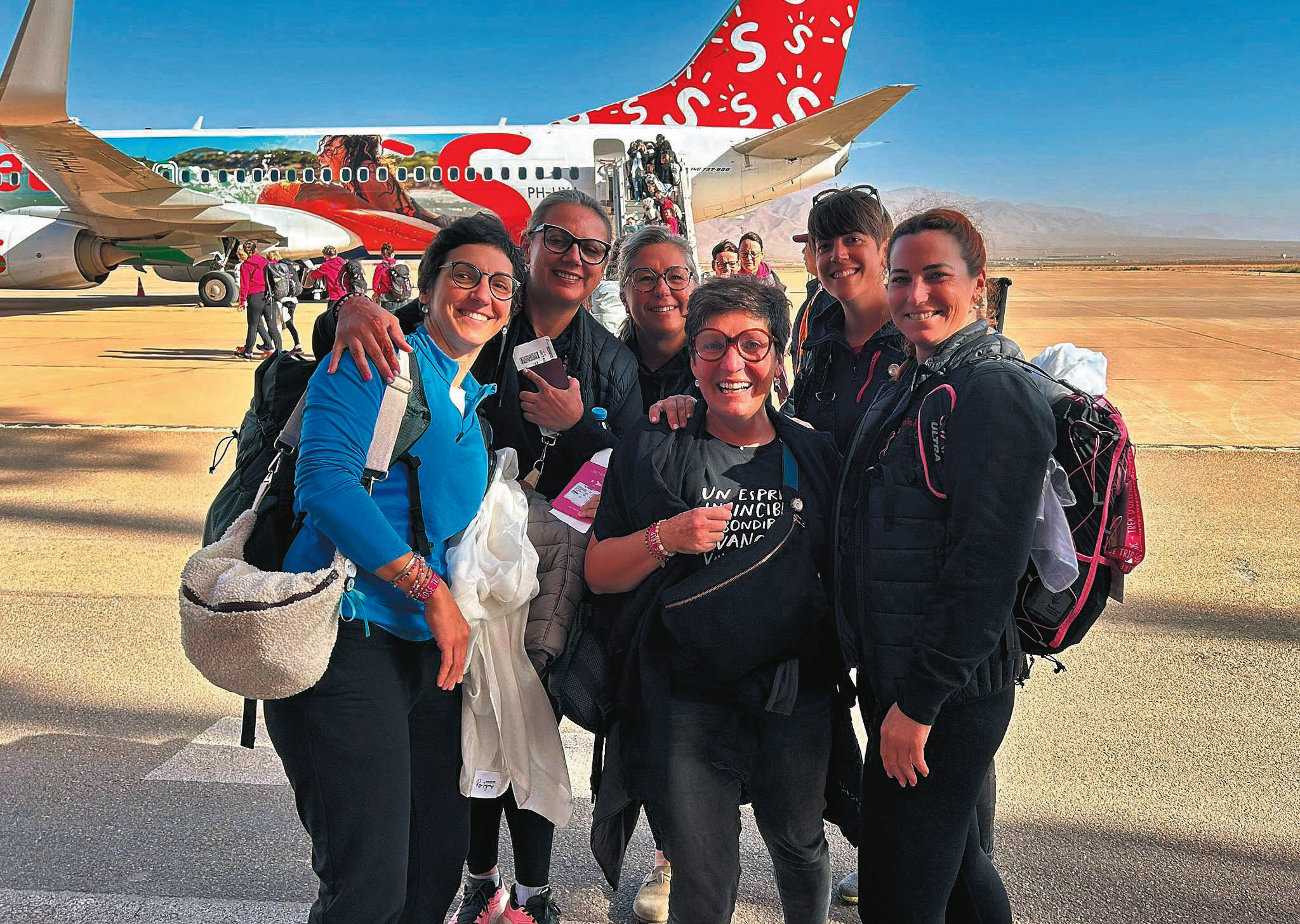 Céline Puyo (au centre) avec ses amies de l’association Battements d’Elles lors d’une course d’orientation au Maroc, le Rose Trip.
