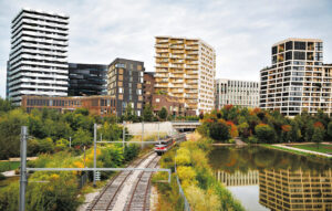Patrimoine. Dans le XVIIe arrondissement à Paris, la Petite Ceinture a livré ses secrets aux habitants 1 le train de l’AAPSL fait irruption au milieu du parc Martin Luther King