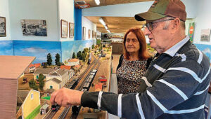 Jacques Poget devant la maquette XXL de la ligne Cabariot – Le Chapus.