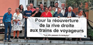 Le 4 septembre, à l’issue de leur séance de travail pour préparer l’opération du 16 novembre 2025, les élus et les responsables associatifs devant la mairie du Pouzin en Ardèche.