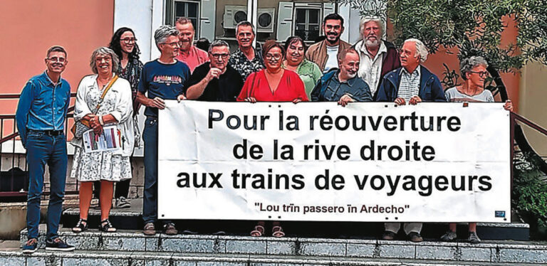 Le 4 septembre, à l’issue de leur séance de travail pour préparer l’opération du 16 novembre 2025, les élus et les responsables associatifs devant la mairie du Pouzin en Ardèche.