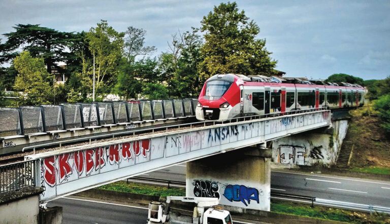 Un TER liO venant d’Auch et enjambant le périphérique toulousain.