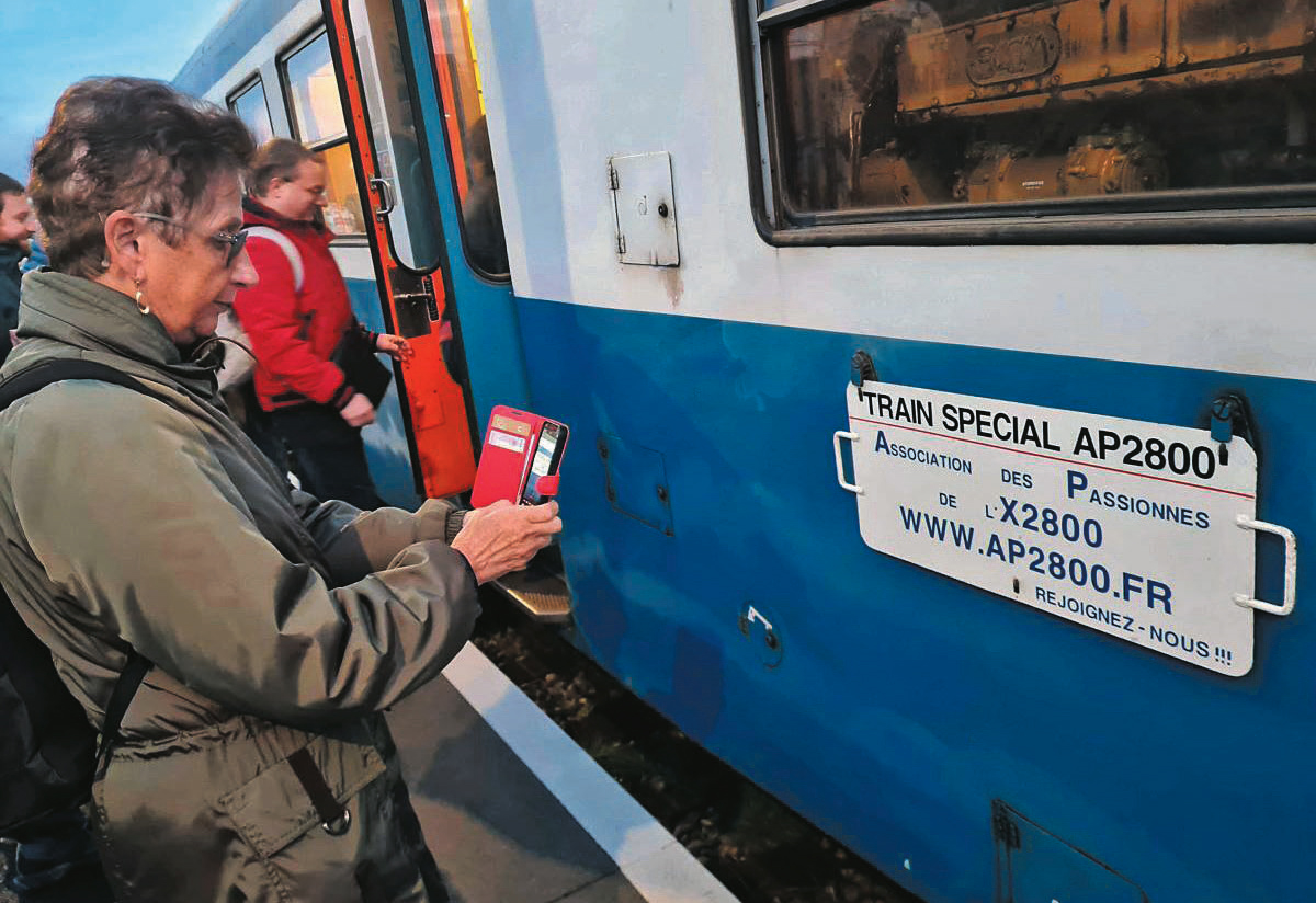 AP 2800. Le Train de l'Aligot a gagné son pari 1 En gare de Langogne, quelques instant avant le départ de l’X2800 pour un voyage d’une journée.