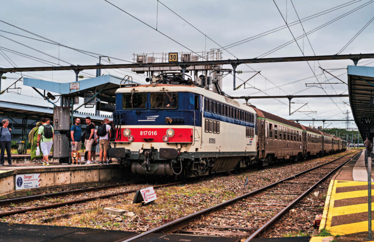 Tourisme. L'AAPSL met le cap sur le marché de Noël d'Amiens 12 La locomotive BB 17016 de l’amicale sera en tête du train historique. Ci-dessous : Vue des illuminations du marché de Noël à Amiens.