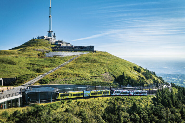 Tourisme. Le Panoramique des Dômes de nouveau sur les rails 20 Le Panoramique des Dômes emmène ses passagers au sommet du puy de Dôme en 15 minutes. ©