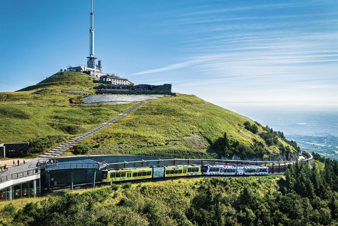 Le Panoramique des Dômes emmène ses passagers au sommet du puy de Dôme en 15 minutes. ©