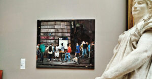 Les oeuvres de Bilal Hamdad sont présentées au milieu des collections du Petit Palais.