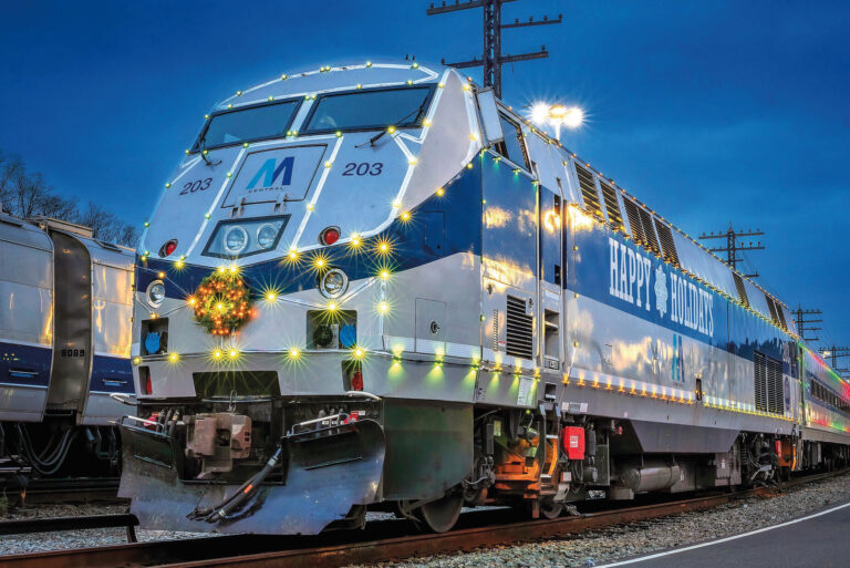 États-Unis. Les trains de la MTA décorés comme des sapins de Noël 2 Les ampoules colorées illuminent les quais lorsque les trains arrivent.