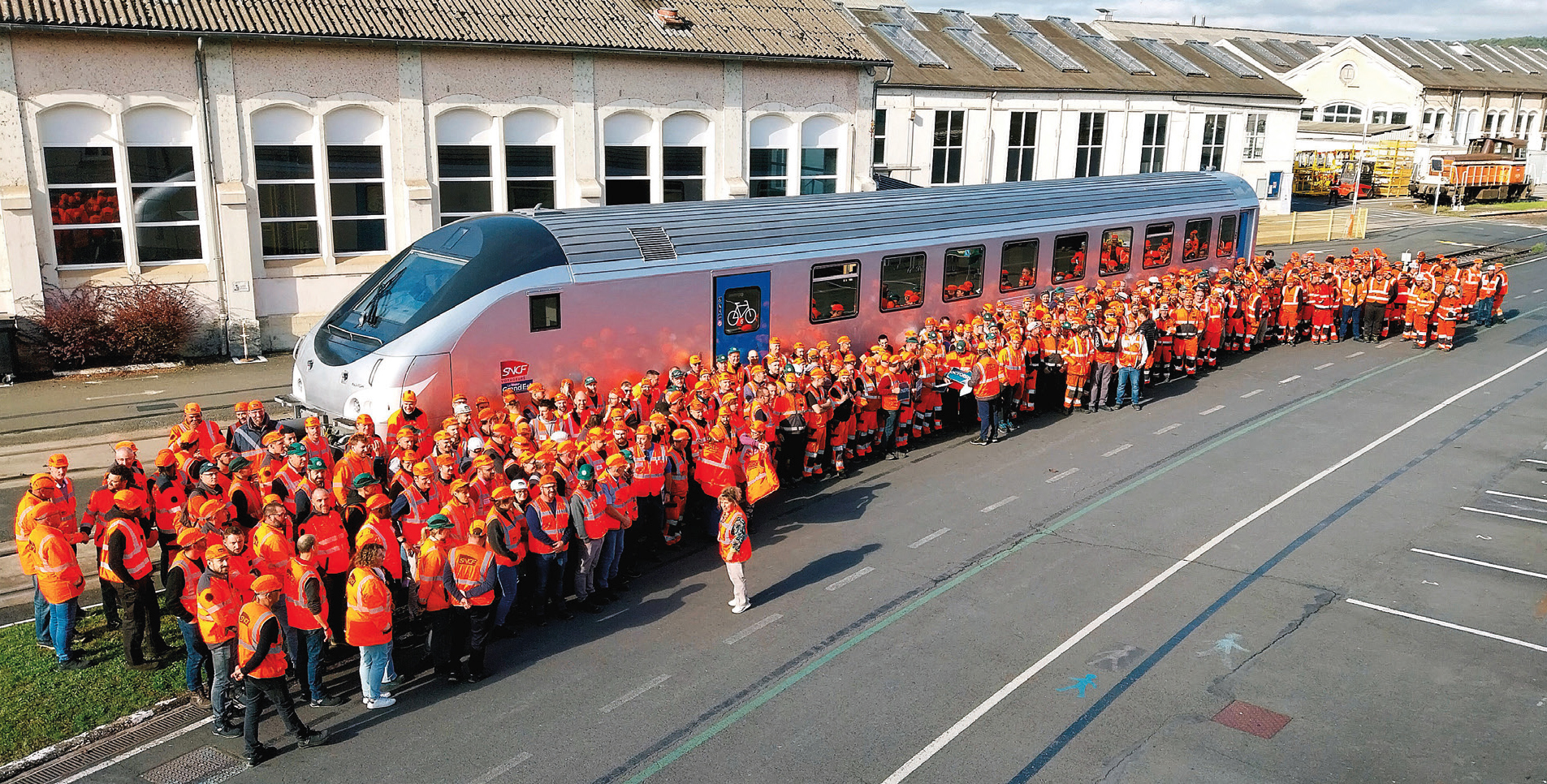 SNCF. La dernière voiture Corail a quitté le technicentre Charente-Périgord 1 Le 9 octobre, l’ensemble du personnel du Technicentre Industriel Charente-Périgord réuni pour saluer le départ de la dernière voiture Corail rénovée sur place. Au nom de la SNCF, Nicolas Vigeon, directeur de l’établissement, a tenu à adresser un grand merci à l’ensemble de ses équipes et a rendu un vibrant hommage aux générations passées qui ont relevé tous les défis de cette aventure industrielle.