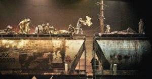 Trois wagons de fret ont été construits pour assurer le décor de Monarques.