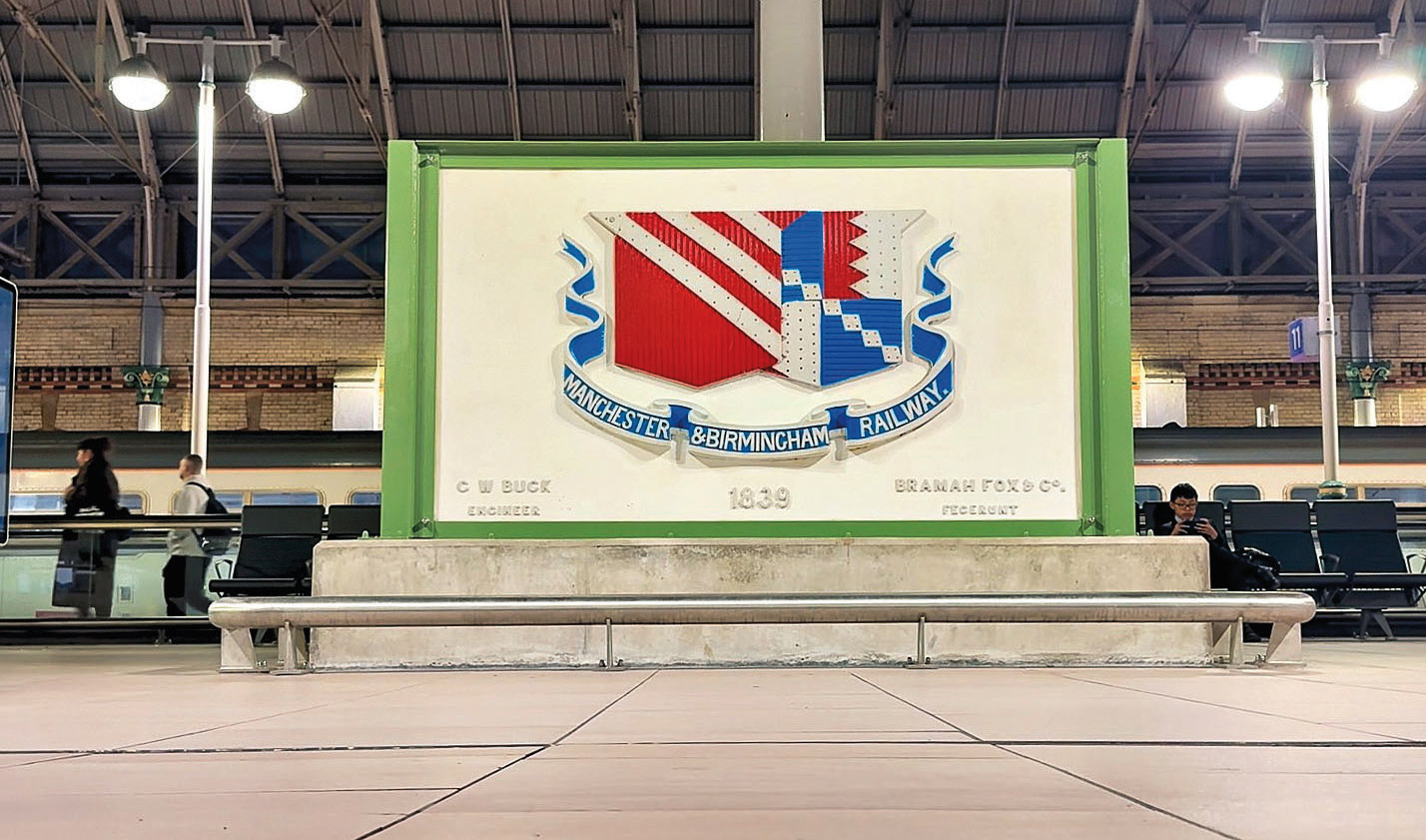 Grande-Bretagne. Une plaque disparue de retour à Manchester Piccadilly 1 La plaque a été de nouveau installée au sein de la gare.