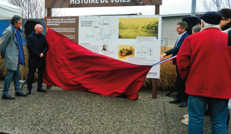 Saint-Etienne, berceau du chemin de fer en France et en Europe continentale 2 L’inauguration officielle du panneau pédagogique, le 29 novembre, en présence de membres de l’association L’Eclisse, à l’origine de ce projet, et de représentants de la municipalité de Saint-Etienne. © Ville de Saint-Etienne