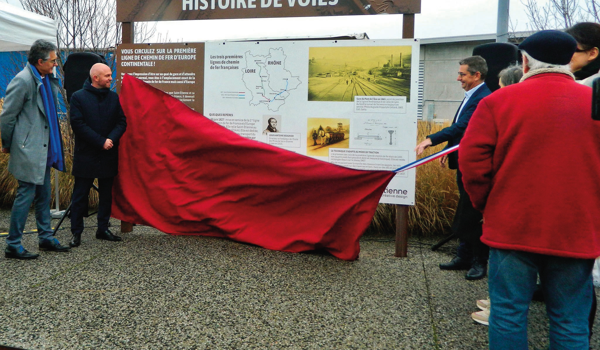 Saint-Etienne, berceau du chemin de fer en France et en Europe continentale 1 L’inauguration officielle du panneau pédagogique, le 29 novembre, en présence de membres de l’association L’Eclisse, à l’origine de ce projet, et de représentants de la municipalité de Saint-Etienne. © Ville de Saint-Etienne
