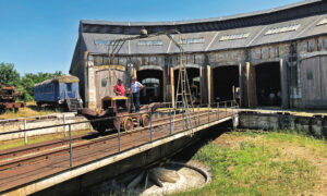 Le pont tournant de la rotonde de Montabon. En étant guidés par les bénévoles, les visiteurs peuvent le faire fonctionner.