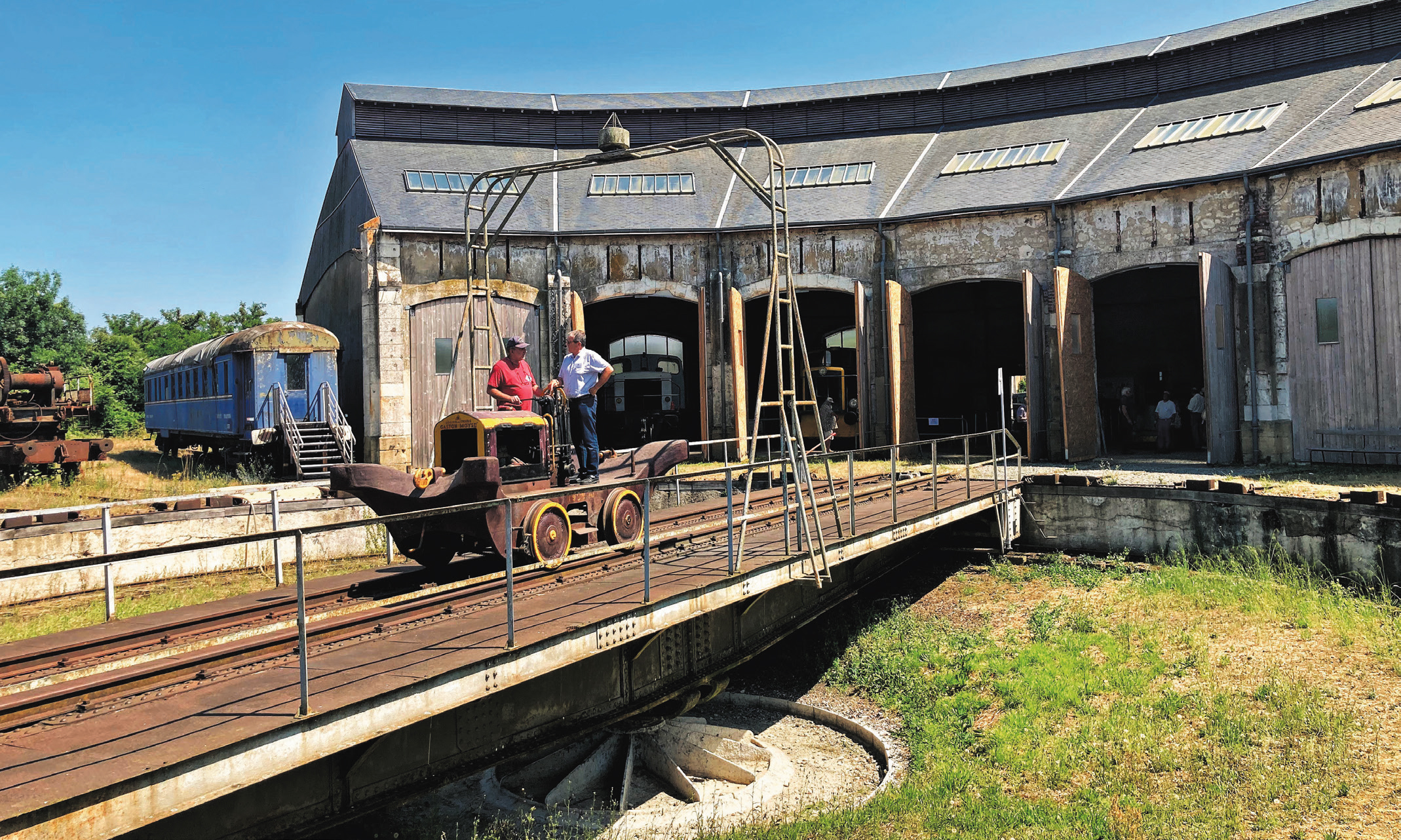 Patrimoine. Les trésors ferroviaires de la rotonde de Montabon 1 Le pont tournant de la rotonde de Montabon. En étant guidés par les bénévoles, les visiteurs peuvent le faire fonctionner.