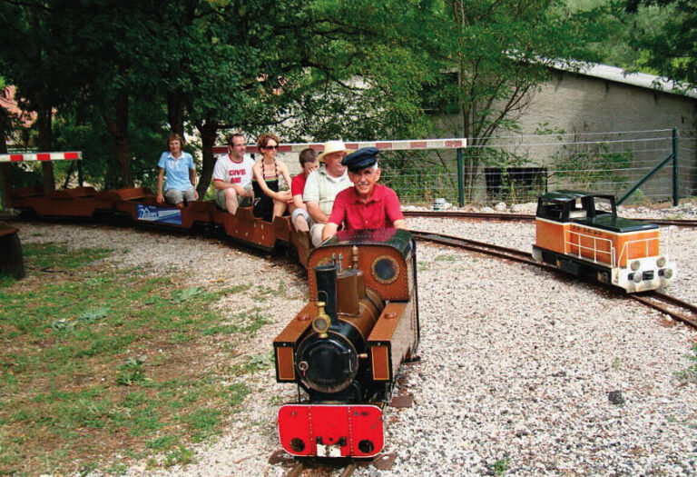 Dans le Lot, appel à la mobilisation pour sauver le Musée ferroviaire de Saint-Géry 4 A l’extérieur, dans le parc, une balade en vapeur vive avec la Decauville 030. Pour ces promenades, les bénévoles peuvent aussi utiliser leur locotracteur (à droite sur la photo)