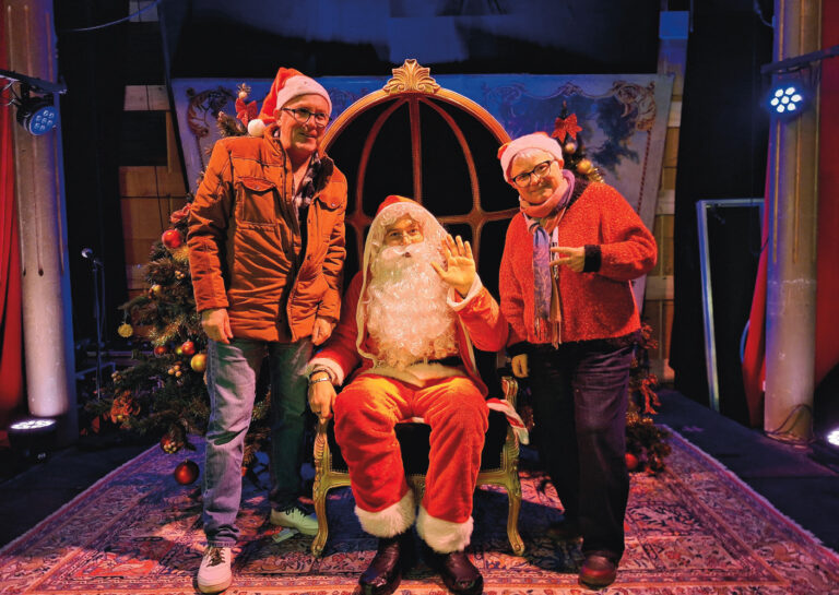 A Rennes, la MOCF fait le lien entre les générations 10 A Rennes, le 13 décembre, lors de l’arbre de Noël de la SNCF, Yannick Le Floch (à g.) et Laurence Rio, venus présenter la MOCF aux familles cheminotes, en ont profité pour saluer le père Noël.